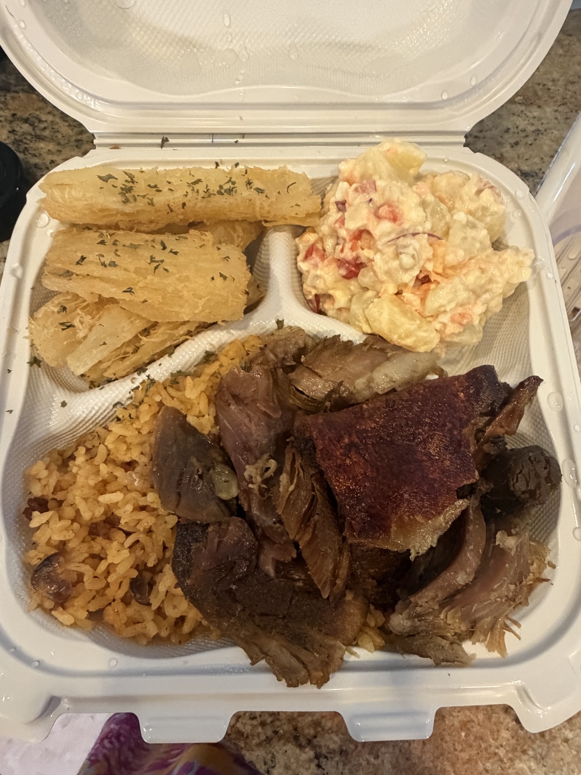 Plato de María con pernil, arroz con gandules, yuca frita y ensalada de papa
